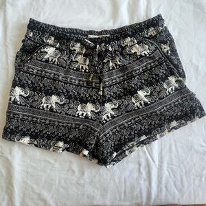 4/$20 🦋 Elephant Print Black and White Shorts Small